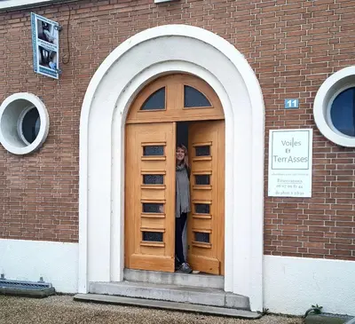 Façade ou entrée de l'établissement Voiles et Terrasses by Corinne Résidence face au port