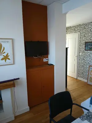 Télévision ou salle de divertissement dans l'établissement Voiles et Terrasses by Corinne Résidence face au port