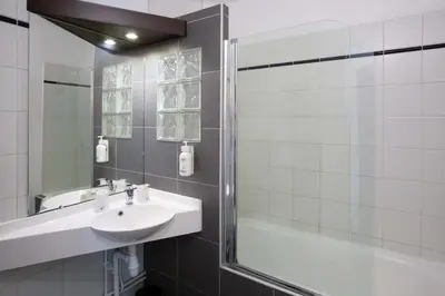 Salle de bains dans l'établissement HOTEL l'EAUBONNE