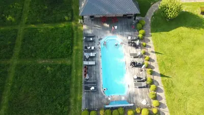 Piscine de l'établissement Clos Masure hôtel de campagne ou située à proximité