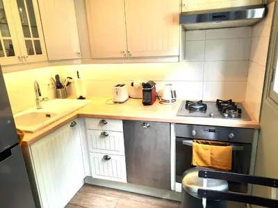 Cuisine ou kitchenette dans l'établissement Magnolia Cottage