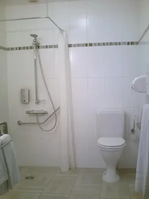 Salle de bains dans l'établissement Logis Hôtel Restaurant L'Unique