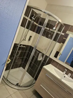 Salle de bains dans l'établissement Logis Hôtel Restaurant L'Unique