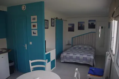 Un ou plusieurs lits dans un hébergement de l'établissement Studio rez-de-jardin