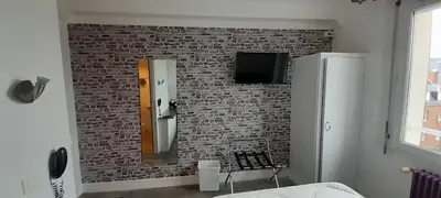 Télévision ou salle de divertissement dans l'établissement Hotel Au Spatial