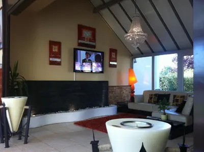 Télévision ou salle de divertissement dans l'établissement Hôtel du Val de Seine