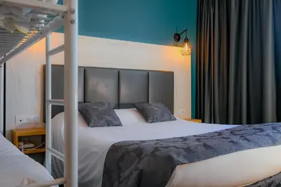 Un ou plusieurs lits dans un hébergement de l'établissement Logis Clermotel - Hôtel & Restaurant