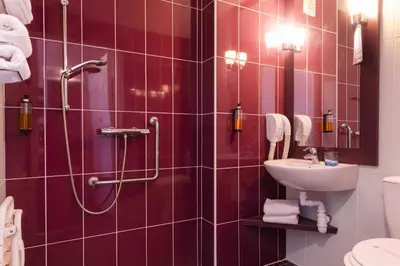Salle de bains dans l'établissement Hôtel Kyriad Dieppe
