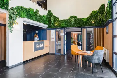 Télévision ou salle de divertissement dans l'établissement Hôtel Kyriad Dieppe