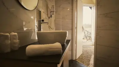 Salle de bains dans l'établissement Hostellerie Saint Pierre