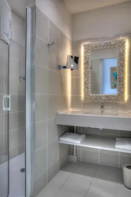 Salle de bains dans l'établissement Hôtel de la Tabletterie