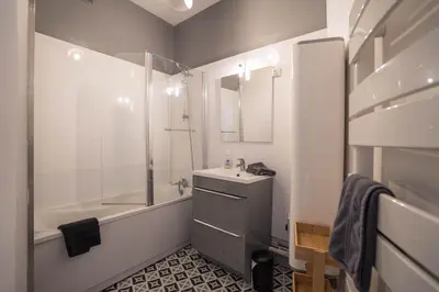 Salle de bains dans l'établissement charming city center flat
