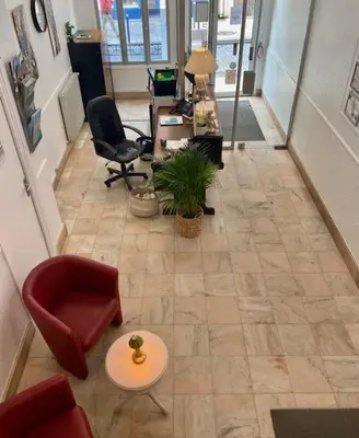 Coin salon dans l'établissement Hôtel De Normandie