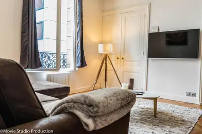 Télévision ou salle de divertissement dans l'établissement Charming Haussmannien 50m2 - city center