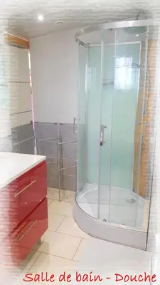 Salle de bains dans l'établissement La Maison des Oiseaux