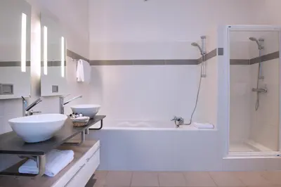 Salle de bains dans l'établissement Hôtel Château de l'Hermitage