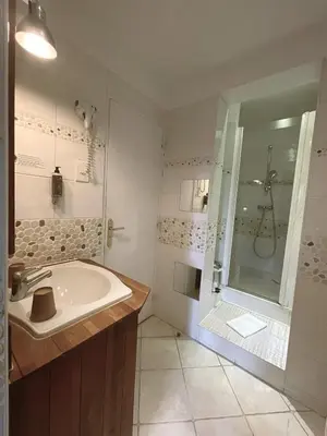 Salle de bains dans l'établissement Hostellerie Du Lys