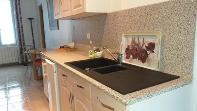 Cuisine ou kitchenette dans l'établissement Le Jardinet
