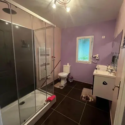 Salle de bains dans l'établissement Le petit manoir