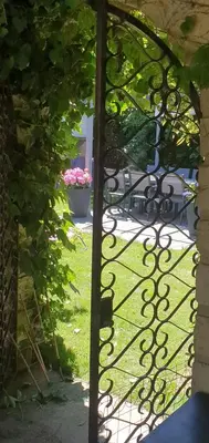 Jardin de l'établissement La Parenthèse avec piscine - les impressionnistes
