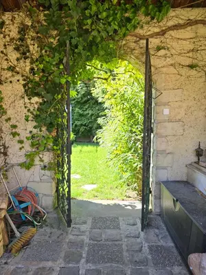 Jardin de l'établissement La Parenthèse avec piscine - les impressionnistes