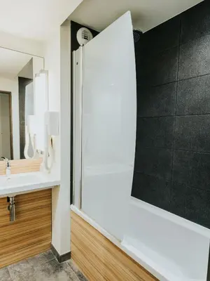 Salle de bains dans l'établissement Ibis Rouen Centre Rive Gauche Mermoz