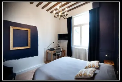 Un ou plusieurs lits dans un hébergement de l'établissement Hotel Le Prieuré et La Résidence