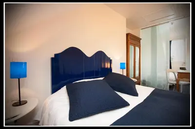 Un ou plusieurs lits dans un hébergement de l'établissement Hotel Le Prieuré et La Résidence