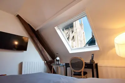Télévision ou salle de divertissement dans l'établissement Hotel Le Prieuré et La Résidence
