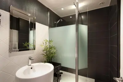 Salle de bains dans l'établissement Hotel Le Prieuré et La Résidence