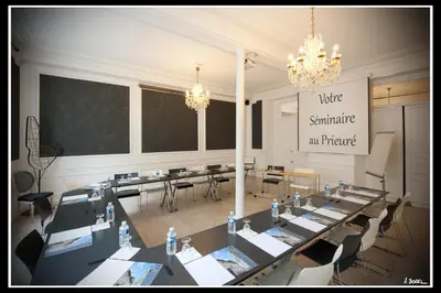 Espace de conférence ou salle de réunion dans l'établissement Hotel Le Prieuré et La Résidence
