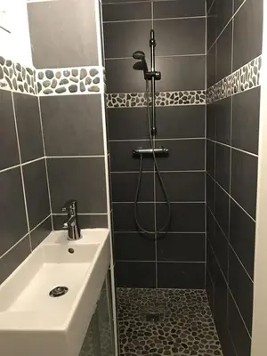 Salle de bains dans l'établissement Villa Fleurs de France