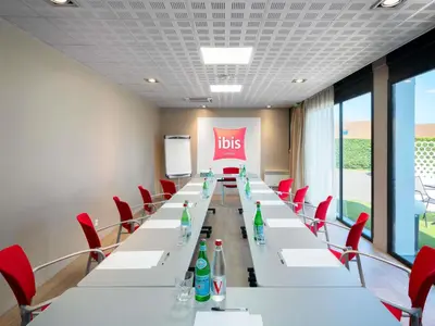 Espace de conférence ou salle de réunion dans l'établissement ibis Cergy Pontoise Le Port