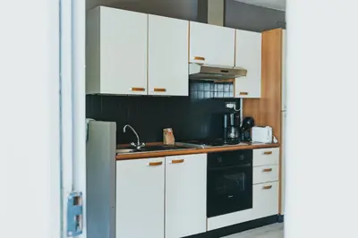Cuisine ou kitchenette dans l'établissement Appartement deux pièces bord de mer avec jardin