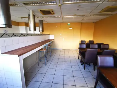 Plan de l'établissement PARIS par trains, AREA, Studios avec salle de bain et kitchenette Privées, OU, chambres avec salles bain et cuisines communes