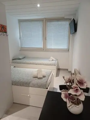Un ou plusieurs lits dans un hébergement de l'établissement PARIS par trains, AREA, Studios avec salle de bain et kitchenette Privées, OU, chambres avec salles bain et cuisines communes