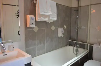 Salle de bains dans l'établissement Hotel Central Anzac