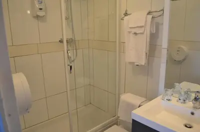 Salle de bains dans l'établissement Hotel Central Anzac