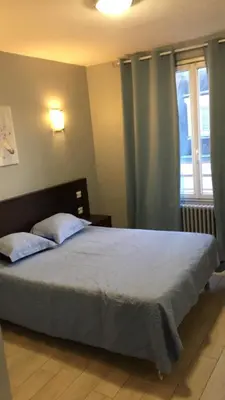 Un ou plusieurs lits dans un hébergement de l'établissement Hotel Les Arcades