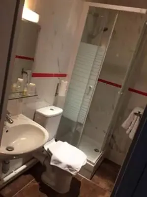 Salle de bains dans l'établissement Hotel Les Arcades