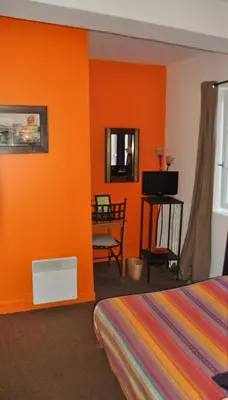 Télévision ou salle de divertissement dans l'établissement Le Vieux Carré