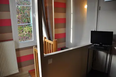 Télévision ou salle de divertissement dans l'établissement Le Vieux Carré
