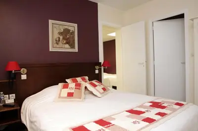 Un ou plusieurs lits dans un hébergement de l'établissement Logis Hôtel Les Nymphéas