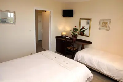 Un ou plusieurs lits dans un hébergement de l'établissement Logis Hôtel Les Nymphéas