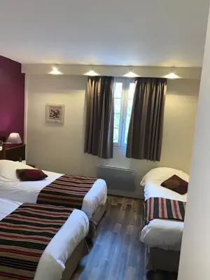 Un ou plusieurs lits dans un hébergement de l'établissement Logis Hôtel Les Nymphéas