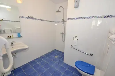 Salle de bains dans l'établissement Hôtel du Fort