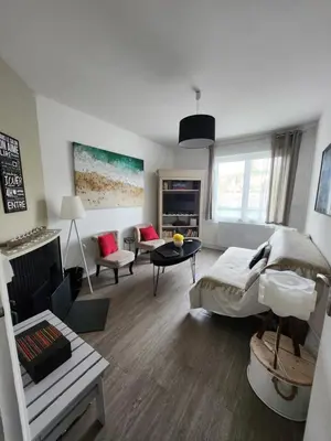Un ou plusieurs lits dans un hébergement de l'établissement Appartement Quai Ouest, vue entrée port, Stationnement gratuit, Lits faits pour votre arrivée, serviettes de toilettes fournies