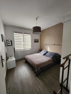 Un ou plusieurs lits dans un hébergement de l'établissement Appartement Quai Ouest, vue entrée port, Stationnement gratuit, Lits faits pour votre arrivée, serviettes de toilettes fournies