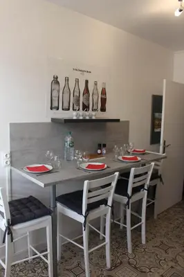 Plan de l'établissement Appartement Quai Ouest, vue entrée port, Stationnement gratuit, Lits faits pour votre arrivée, serviettes de toilettes fournies