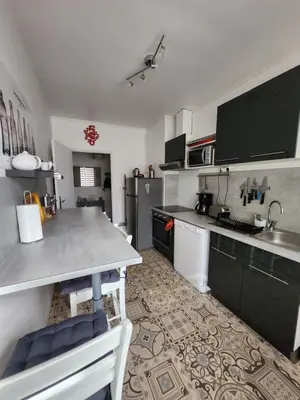 Cuisine ou kitchenette dans l'établissement Appartement Quai Ouest, vue entrée port, Stationnement gratuit, Lits faits pour votre arrivée, serviettes de toilettes fournies
